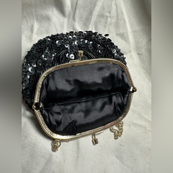 Vintage Elegant Beaded Sequins Black Clutch Bag with Gold Chain Made In HongKong - Picture 7 of 12